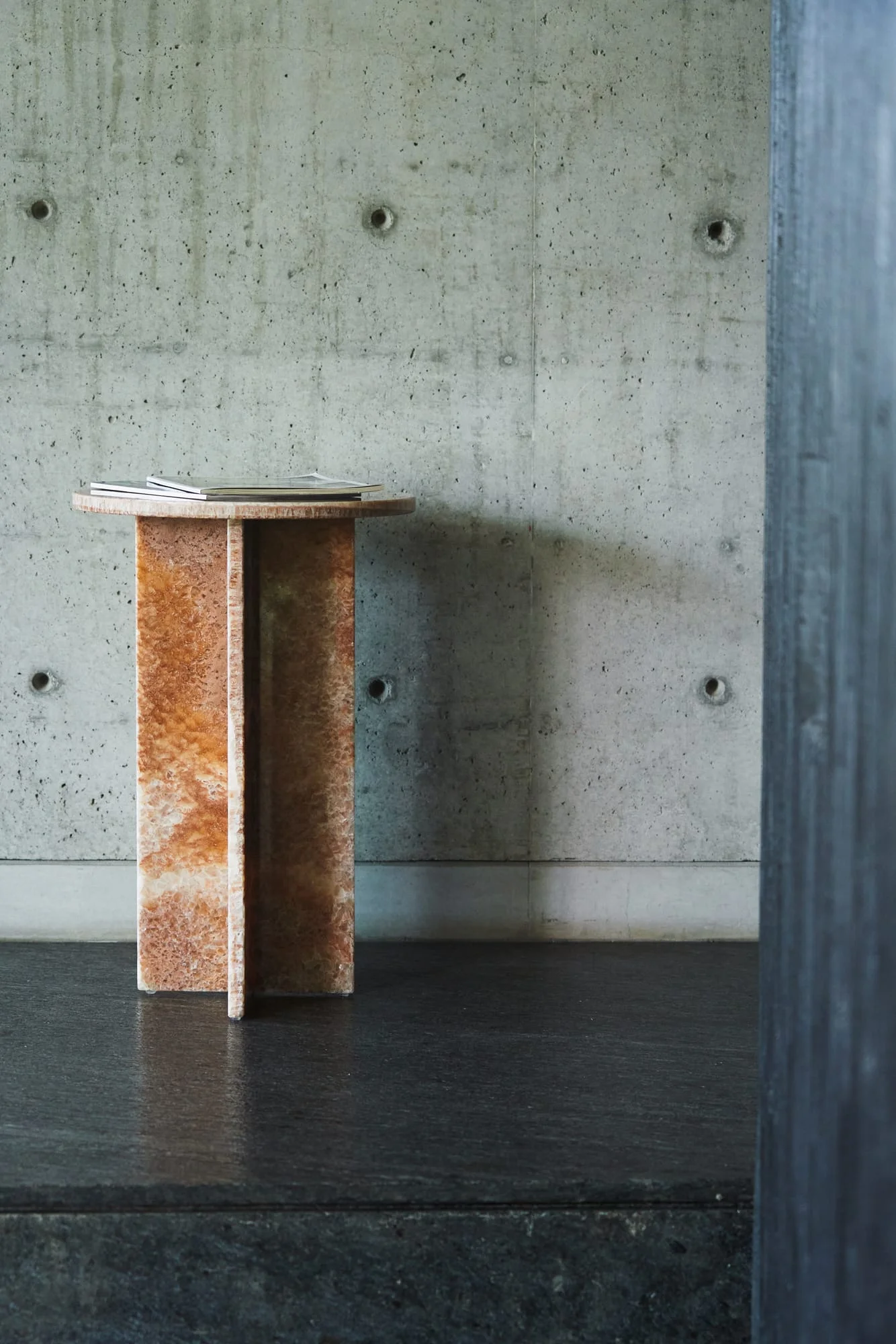 mediator_table_multicolor_onyx