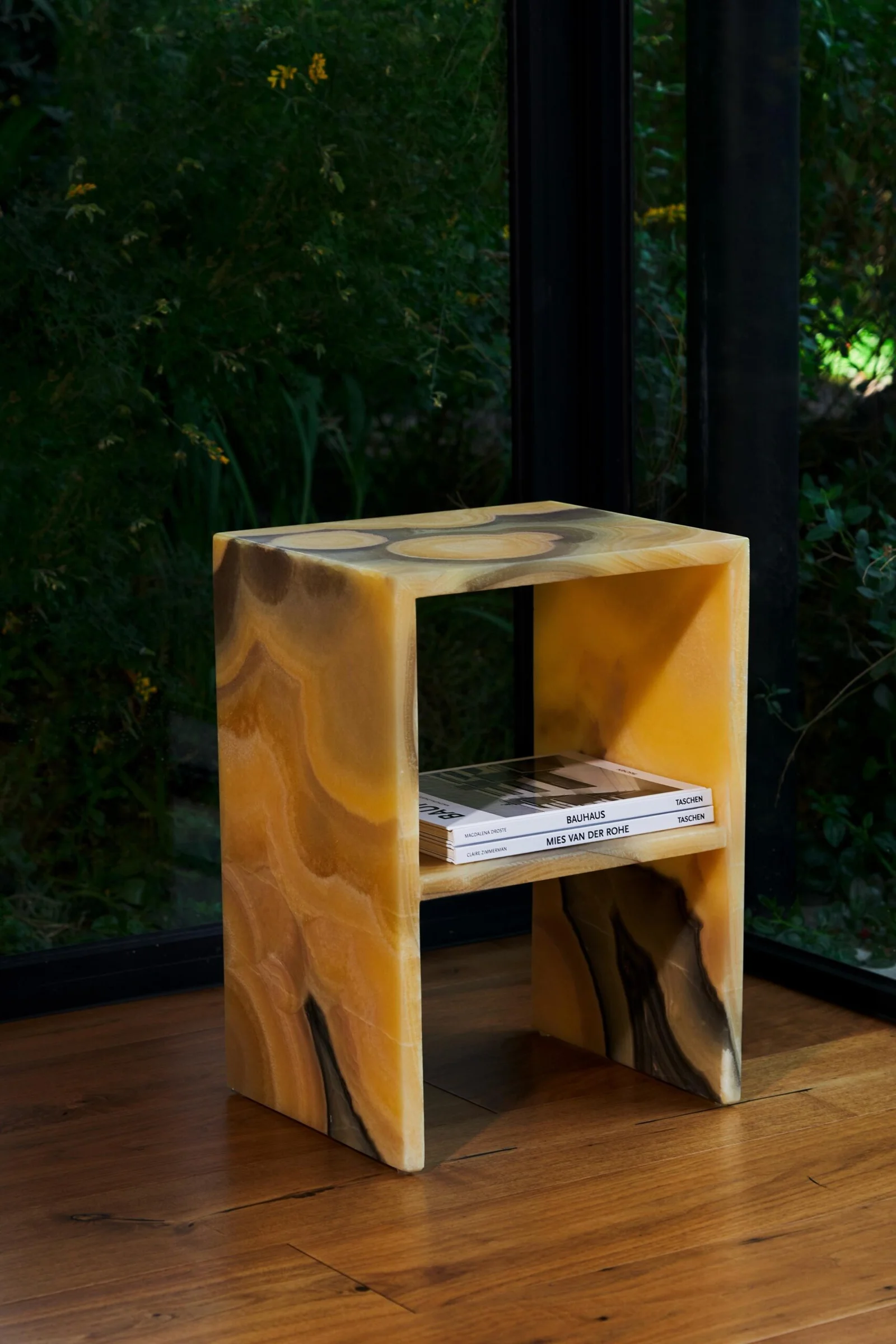 sideliner_table_honey_onyx